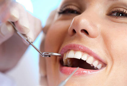 Picture of a woman in a dentist charge showing how a PRP plasma procedure is done in Costa Rica.